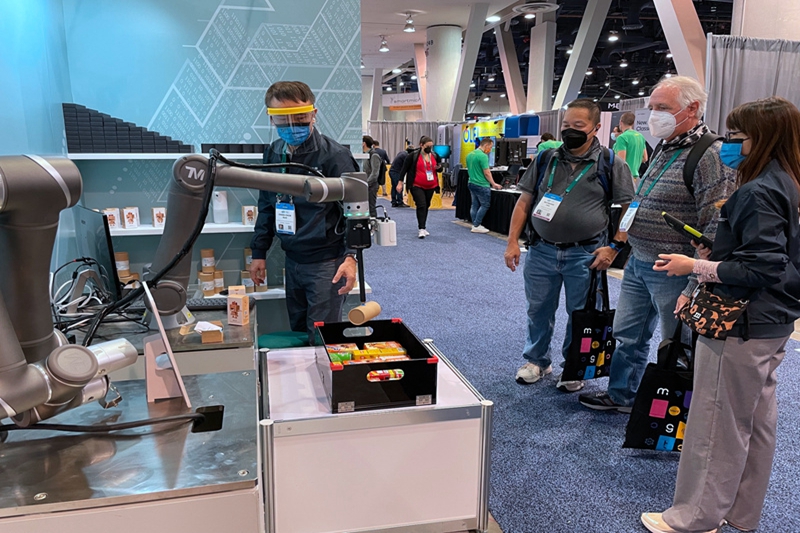 ITRI’s RGB-D AI Robot attracts visitors' attention at CES 2022.